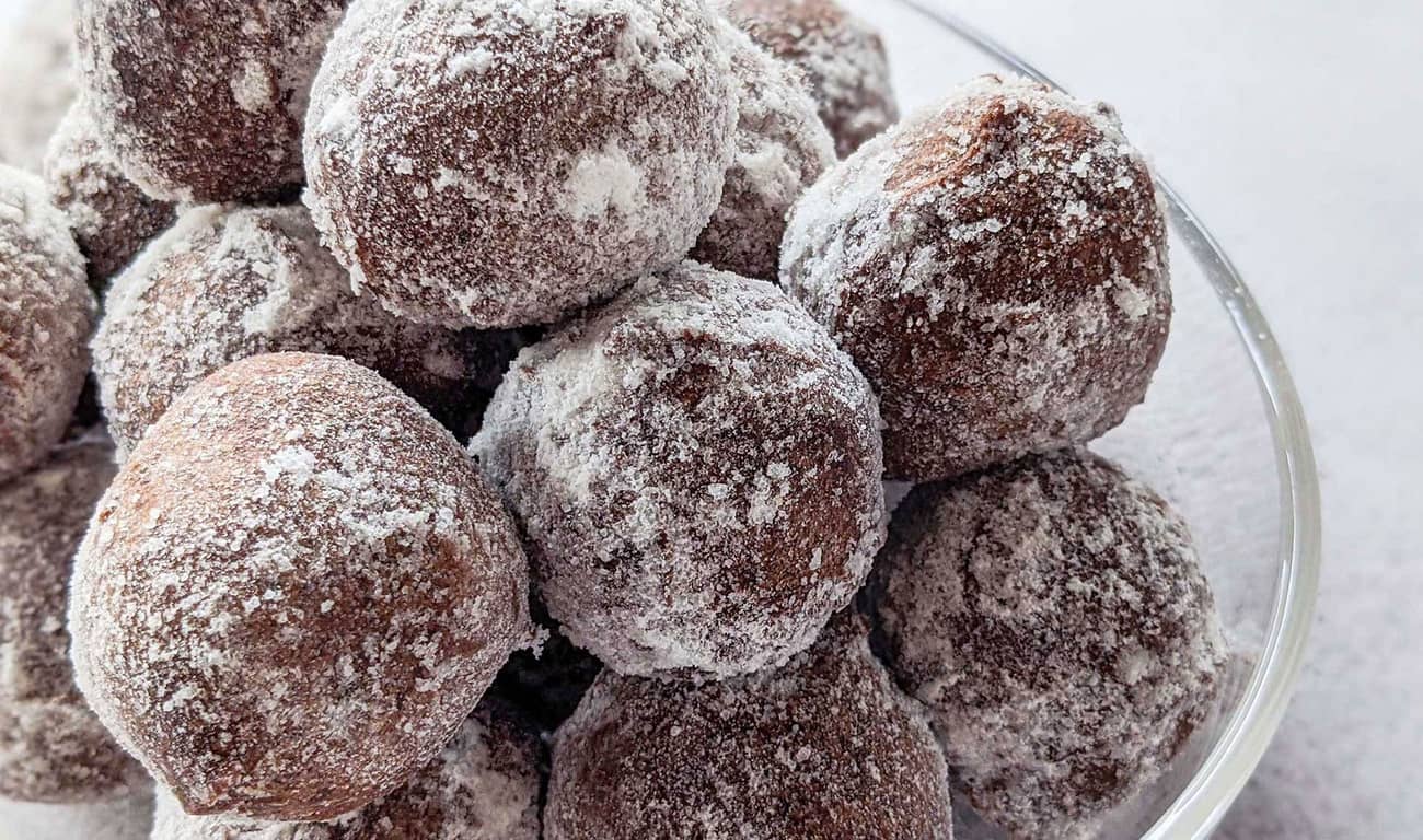 Easy Mik-Mik Powdered Donuts